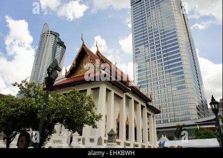 Buddhistischer Tempel vor Wolkenkratzer, Bangkok, Thailand Stockfoto