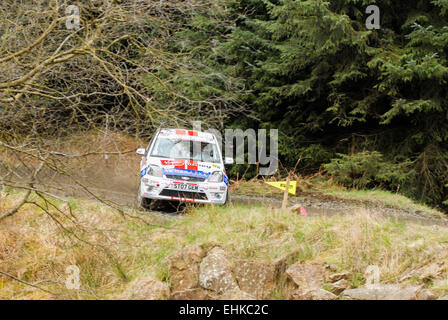 Elfyn Evans rollt seinen Ford Fiesta 2007 Pirelli internationale Rallye, das sind die einzigen Fotos des Vorfalls. Stockfoto