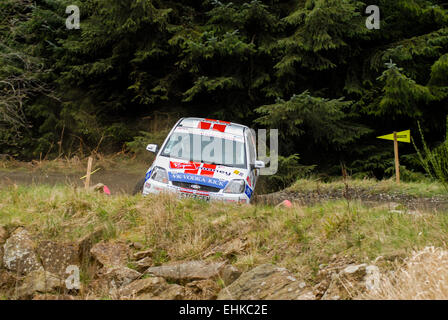 Elfyn Evans rollt seinen Ford Fiesta 2007 Pirelli internationale Rallye, das sind die einzigen Fotos des Vorfalls. Stockfoto