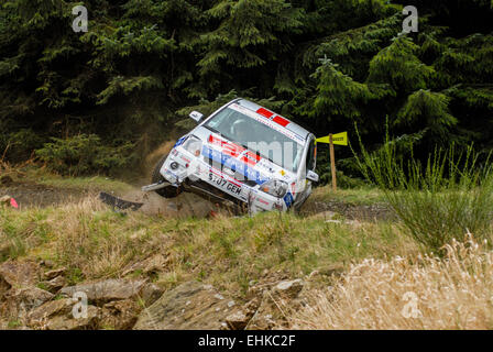 Elfyn Evans rollt seinen Ford Fiesta 2007 Pirelli internationale Rallye, das sind die einzigen Fotos des Vorfalls. Stockfoto