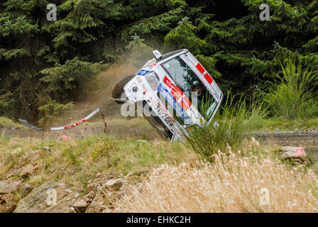 Elfyn Evans rollt seinen Ford Fiesta 2007 Pirelli internationale Rallye, das sind die einzigen Fotos des Vorfalls. Stockfoto