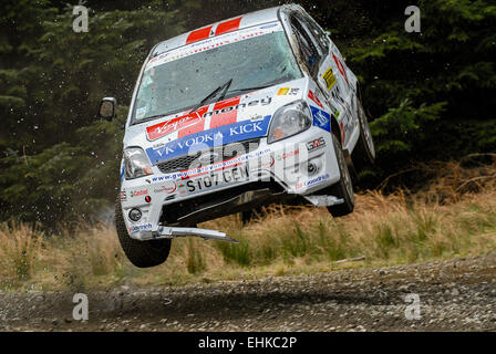 Elfyn Evans rollt seinen Ford Fiesta 2007 Pirelli internationale Rallye, das sind die einzigen Fotos des Vorfalls. Stockfoto