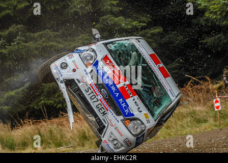 Elfyn Evans rollt seinen Ford Fiesta 2007 Pirelli internationale Rallye, das sind die einzigen Fotos des Vorfalls. Stockfoto