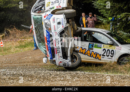 Elfyn Evans rollt seinen Ford Fiesta 2007 Pirelli internationale Rallye, das sind die einzigen Fotos des Vorfalls. Stockfoto