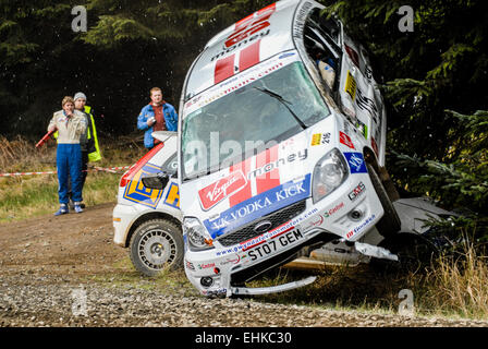 Elfyn Evans rollt seinen Ford Fiesta 2007 Pirelli internationale Rallye, das sind die einzigen Fotos des Vorfalls. Stockfoto