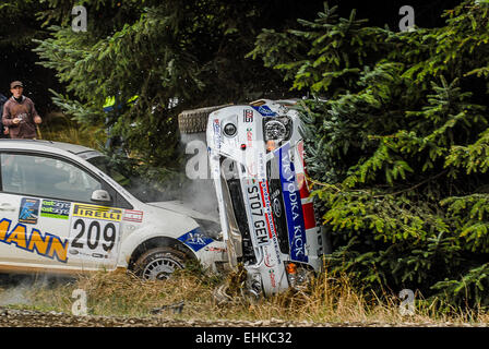 Elfyn Evans rollt seinen Ford Fiesta 2007 Pirelli internationale Rallye, das sind die einzigen Fotos des Vorfalls. Stockfoto