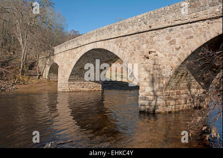 Die drei Span Logie Bogenbrücke über den River Findhorn eröffnete im Jahre 1817 wurde von Thomas Telford gebaut.  SCO 9648 Stockfoto