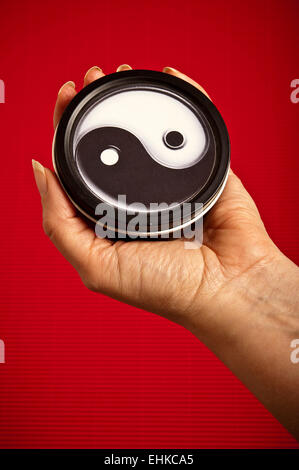 Frau Hände halten die Yin-Yang-symbol Stockfoto