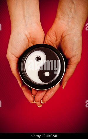 Frau Hände halten die Yin-Yang-symbol Stockfoto