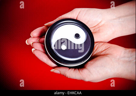 Frau Hände halten die Yin-Yang-symbol Stockfoto