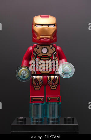 Tambow, Russische Föderation - 22. Februar 2015 Iron Man Lego Minifigur auf schwarzem Hintergrund. Studio gedreht. Stockfoto