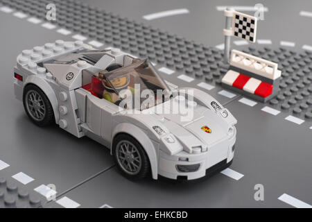 Tambow, Russische Föderation - 14. März 2015 Porsche 918 Spyder von LEGO Speed Weltmeister auf der Lego Straße Spielplatten mit Fahrer. Stockfoto