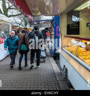 Stände mit Essen und Menschen am türkischen Markt, Türkischer Markt, Türkenmarkt, Maybachufer, Berlin Stockfoto