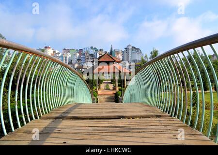 Kanal und Bogen im Blumenpark, Dalat, Vietnam Stockfoto