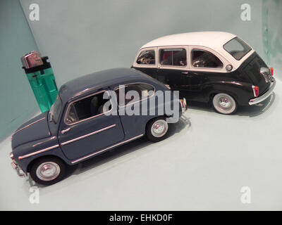 Mein Miniatur eines alten Fiat 600 zusammen seine Schwester Fiat 600 Multipla, zwei mythischen Autos produziert in Italien in den sechziger Jahren Stockfoto