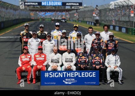 15.03.2015. Melbourne, Australien. F1 Grand Prix von Australien, Renntag auf dem Albert Park Street Circuit. Vordere Reihe: Scuderia Ferrari – Sebastian Vettel und Kimi Räikkönen; Mercedes AMG Petronas Hybrid – Nico Rosberg und Lewis Hamilton; Infiniti Red Bull Racing – Daniel Ricciardo und Daniil Kvyat; Williams Martini Racing – Felipe Massa. Mittlere Reihe: McLaren-Honda - Jenson Button und Kevin Magnussen; Sahara Force India, Nico Hülkenberg und Sergio Perez; Scuderia Toro Rosso – Max Verstappen und Carlos Sainz Jr. Hintere Reihe: Lotus F1 Team – Romain Stockfoto