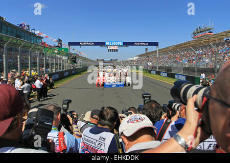 15.03.2015. Melbourne, Australien. F1 Grand Prix von Australien, Renntag auf dem Albert Park Street Circuit. Vordere Reihe: Scuderia Ferrari – Sebastian Vettel und Kimi Räikkönen; Mercedes AMG Petronas Hybrid – Nico Rosberg und Lewis Hamilton; Infiniti Red Bull Racing – Daniel Ricciardo und Daniil Kvyat; Williams Martini Racing – Felipe Massa. Mittlere Reihe: McLaren-Honda - Jenson Button und Kevin Magnussen; Sahara Force India, Nico Hülkenberg und Sergio Perez; Scuderia Toro Rosso – Max Verstappen und Carlos Sainz Jr. Hintere Reihe: Lotus F1 Team – Romain Stockfoto