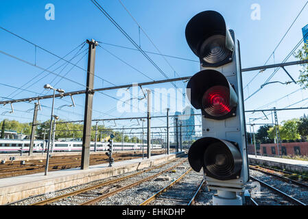 Ampel zeigt rotes Signal-Bahn im Bahnhof von Barcelona genannt Estacio De Franca, Katalonien, Spanien Stockfoto