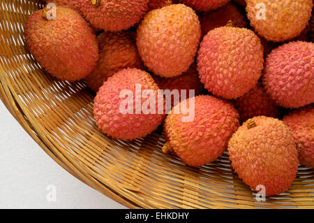 Litschi Litschi Litschi - Litchi Chinensis in Korb Stockfoto