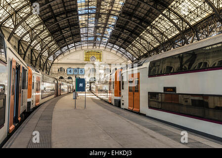 Panorama von Zug warten auf Abfahrt in Estacio de Franca in Barcelona, Katalonien, Spanien Stockfoto