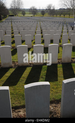 Grabsteine, die Kennzeichnung der Gräber der Krieger, die während des großen Krieges WW1 gefallen. Hooge Crater, Belgien. Stockfoto