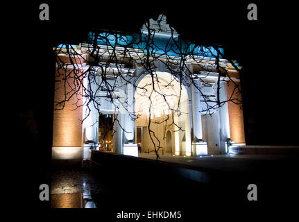 Menin Gate Memorial und der Stadtgraben in der Nacht. Ypern, Belgien. Stockfoto