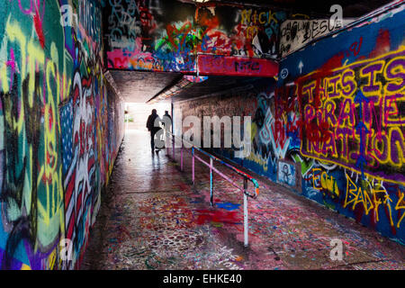 Freie Meinungsäußerung urban Graffiti Wand Eisenbahn-Unterführung, wo Studenten frei, sich durch tagging auszudrücken sind. Stockfoto