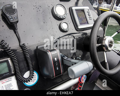 Ein Motorboot, Bedienelemente und das Armaturenbrett mit GPS, Drossel, Kill-Schalter und zwei-Wege-radio Stockfoto