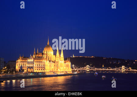 Ungarn, Budapest Donau nachts mit Parlamentsgebäude links und Kettenbrücke auf rechten Seite Stockfoto