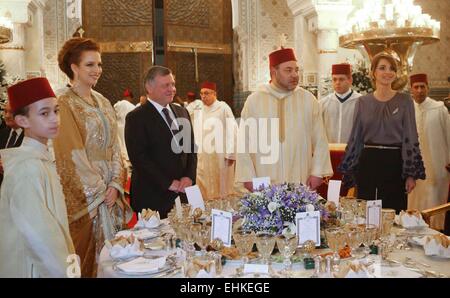 Queen Rania (R) und König Abdullah II. von Jordania (C) besuchen ein Abendessen Bankett veranstaltet von König Mohammed VI von Marokko und seine Familie, Kronprinz Moulay Hassan (L) und Prinzessin Lalla Salma bei den königlichen Palästen in Casablanca, 11. März 2015. Foto: POOL/RPE/Albert Nieboer/Niederlande, Stockfoto