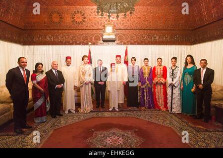 Jordanische Prinzessin Sarvath (2L) und (L-R) Prinz Hassan bin Talal, Prinz Mulay Rachid von Marokko, Prinzessin Lalla Salma, jordanische König Abdullah II., Kronprinz Moulay Hassan, König Mohammed VI von Marokko, jordanische Königin Rania, Prinzessin Lalla Meryem und Prinzessin Lalla Hasna von Marokko und andere (nicht identifizierten Personen) stellen bei einem Empfang in den königlichen Palästen in Casablanca, 11. März 2015. Foto: POOL/RPE/Albert Nieboer/Niederlande, Stockfoto