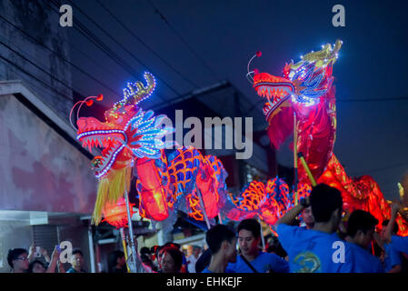 Drachenlaterne Parade während der Bandung Laterne Festival Kulturparade 2015 (Kirab Budaya Cap Go Meh Bandung 2015) in Bandung City, Indonesien. Stockfoto