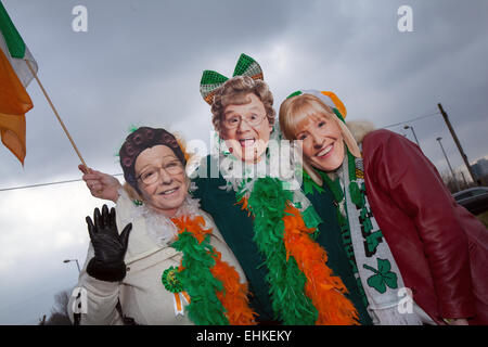 Mrs. Brown's Boys' Pappmaskierte Damen am St. Patrick's Weekend Manchester, März 2015. Irisches Festival. Tausende von Menschen säumten die Straßen, um zu beobachten, wie die St. Patrick’s Day-Parade ihren Weg durch Manchester fand. Die farbenfrohe Prozession begann vom Irish World Heritage Centre in Cheetham Hill, bevor sie sich auf den Weg zum Albert Square machte. Flaggenträger, die die 32 Countys auf der Emerald Isle repräsentierten, führten die Parade ins Stadtzentrum, gefolgt von Festwagen der irischen Verbände der Stadt. Stockfoto