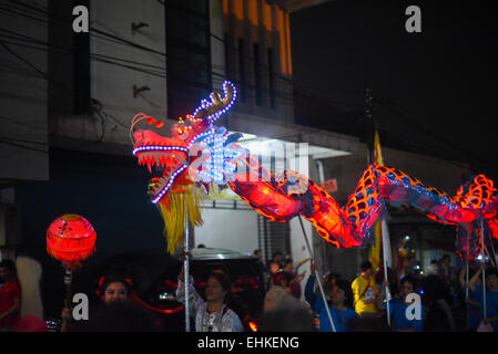 Drachenlaterne Parade während der Bandung Laterne Festival Kulturparade 2015 (Kirab Budaya Cap Go Meh Bandung 2015) in Bandung City, Indonesien. Stockfoto