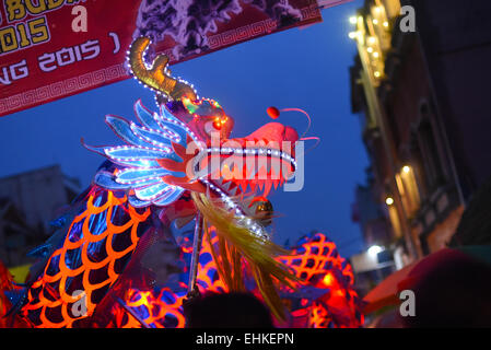 Drachenlaterne während der Bandung Lantern Festival Kulturparade 2015 (Kirab Budaya Cap Go Meh Bandung 2015) in Bandung City, Indonesien. Stockfoto