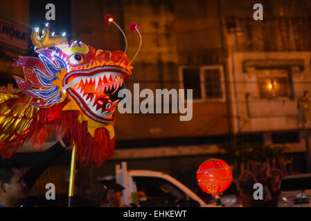 Drachenlaterne während der Bandung Lantern Festival Kulturparade 2015 (Kirab Budaya Cap Go Meh Bandung 2015) in Bandung City, Indonesien. Stockfoto