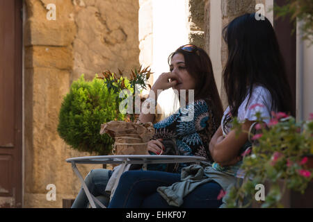 Paar warten auf Kaffee in Caltagirone, Sizilien Stockfoto