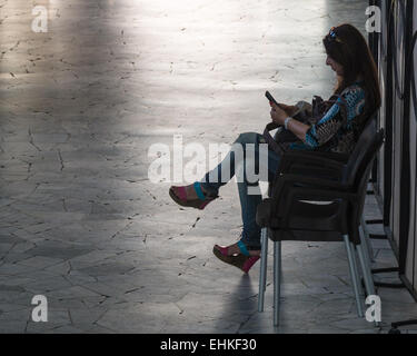 Frau wartet für Kaffee in Caltagirone, Sizilien Stockfoto