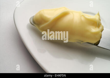 Mayonnaise, Butter oder Margarine auf eine Messerspitze Stockfoto