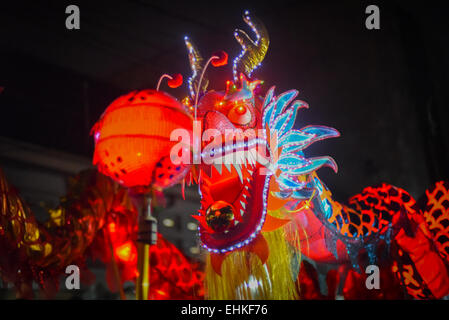 Drachenlaterne während der Bandung Lantern Festival Kulturparade 2015 (Kirab Budaya Cap Go Meh Bandung 2015) in Bandung City, Indonesien. Stockfoto