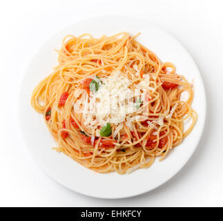 Spaghetti al Pomodoro, warf eines der einfachsten italienischen rustikale Gerichte mit den Nudeln in eine Sauce aus Tomaten, Basilikum, Knoblauch und Stockfoto