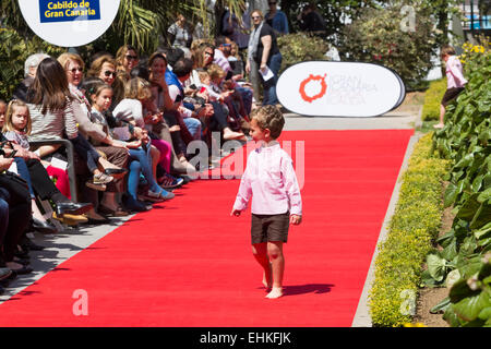 Junge Modelle Modellbau neue reichen von "es Child'on dem Laufsteg auf outdoor Fashion Show in Las Palmas, Gran Canaria. Stockfoto