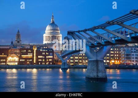 Millennium Bridge und St. Pauls Cathedral London England Stockfoto