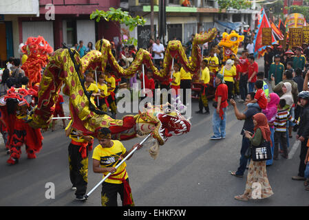 Eine Drachentanz-Performance während der Bandung Lantern Festival Cultural Parade 2015 (Kirab Budaya Cap Go Meh Bandung 2015) in Bandung City, Indonesien. Stockfoto