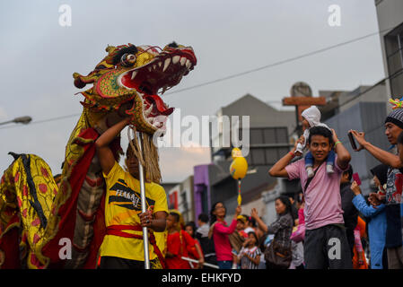 Tausende von Bandung Bürger, die in die Straßen, um an der fröhlichen Feier von Cap Go Meh (entspricht Laternenfest) teilnehmen. Stockfoto