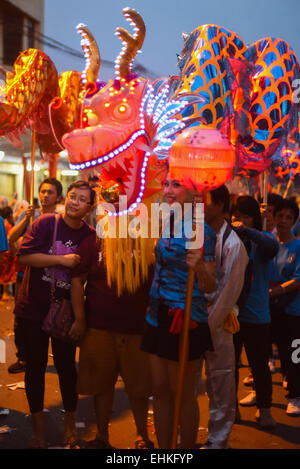 Drachenlaterne Parade während der Bandung Laterne Festival Kulturparade 2015 (Kirab Budaya Cap Go Meh Bandung 2015) in Bandung City, Indonesien. Stockfoto