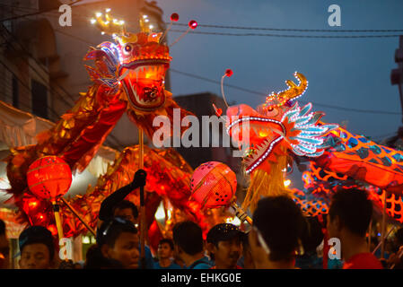 Drachenlaterne Parade während der Bandung Laterne Festival Kulturparade 2015 (Kirab Budaya Cap Go Meh Bandung 2015) in Bandung City, Indonesien. Stockfoto