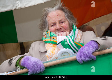 Manchester, UK 15. März 2015.  Dame aus Kildare in der St. Patricks Wochenende Irish Festival.  Tausende Menschen säumten die Straßen mit ansehen, wie die St. Patricks Day Parade bildete seine Weise durch Manchester.  Die farbenfrohe Prozession auf den Weg vom Irish World Heritage Centre in Cheetham Hill vor, der seinen Weg zu Albert Square.  Fahnenträger, die Vertretung der 32 Grafschaften in die Smaragdinsel führte die Parade in der Innenstadt, gefolgt von Schwimmern aus irischen Verbände der Stadt. Stockfoto