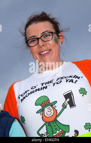 Manchester, UK 15. März 2015. "Top von der Feckin" morgen ya! Der St. Patricks Irish Festival Wochenende.  Tausende Menschen säumten die Straßen mit ansehen, wie die St. Patricks Day Parade bildete seine Weise durch Manchester.  Die farbenfrohe Prozession auf den Weg vom Irish World Heritage Centre in Cheetham Hill vor, der seinen Weg zu Albert Square.  Fahnenträger, die Vertretung der 32 Grafschaften in die Smaragdinsel führte die Parade in der Innenstadt, gefolgt von Schwimmern aus irischen Verbände der Stadt. Stockfoto