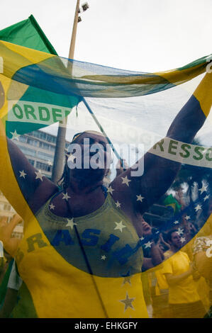 Frau Demonstrant hält eine brasilianische Flagge. Rio De Janeiro, Brasilien, 15. März 2015. Demonstration gegen Präsidentin Dilma Rousseff. Stockfoto